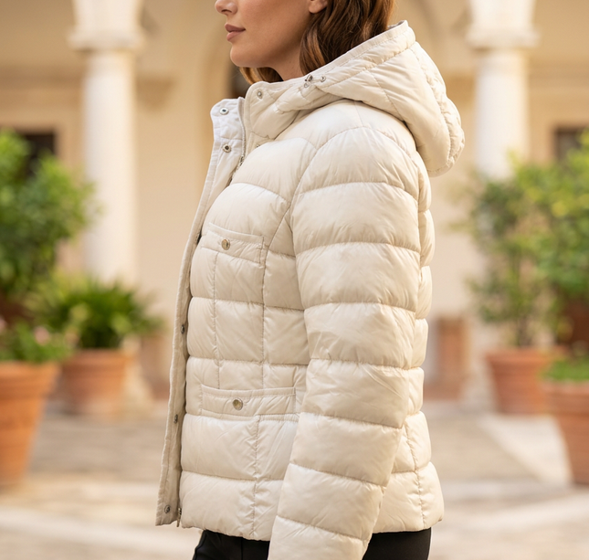 Piumino avorio, vista laterale con modella corporatura media
