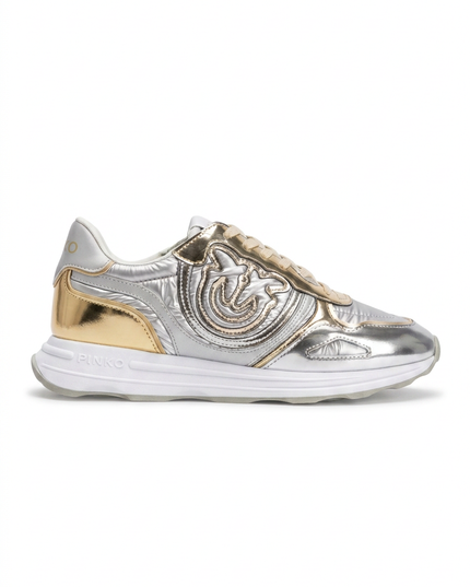 Sneaker argento e oro in formato verticale