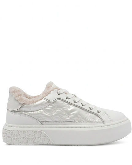 Sneaker bianca in formato verticale con sfondo bianco puro