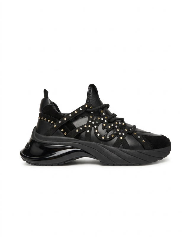 Sneaker nera con borchie in formato verticale