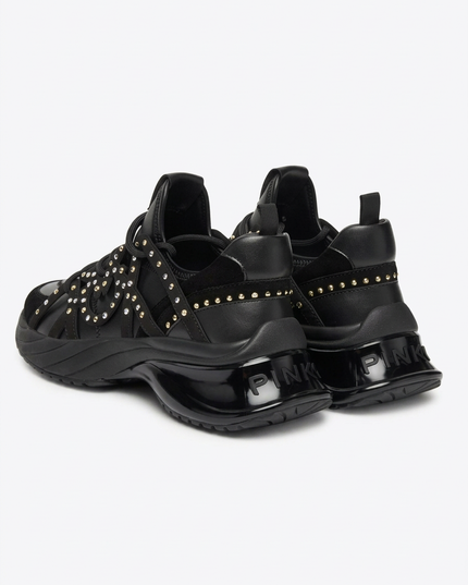 Sneaker nere, vista posteriore a tre quarti
