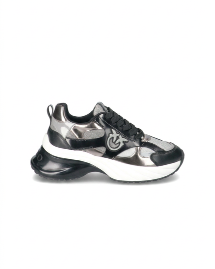 Sneaker più in alto su sfondo bianco