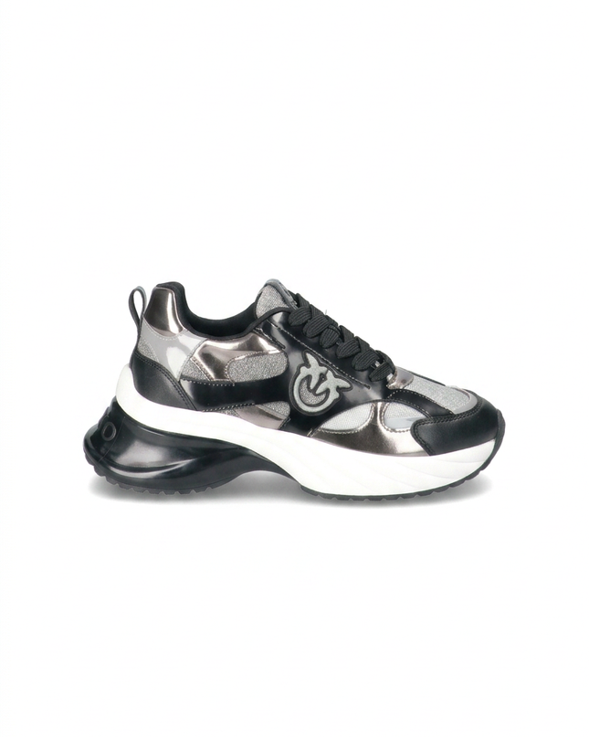 Sneaker più in alto su sfondo bianco